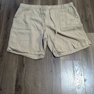 - Plus size linen blend shorts.  Tan colour. GUC. 4 pockets. Fold up hem…